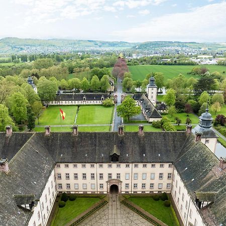 Luxus Wohnen Im Schloss Corvey Fuer 1-6 Gaeste Im Unesco Weltkulturerbe Hoexter Weserbergland Free W-Lan Parken Netflix Fuer Familien Paare Und Geschaeftsreisende Inkl Handtuecher Seife Nintendo Switch Uvm Exterior photo