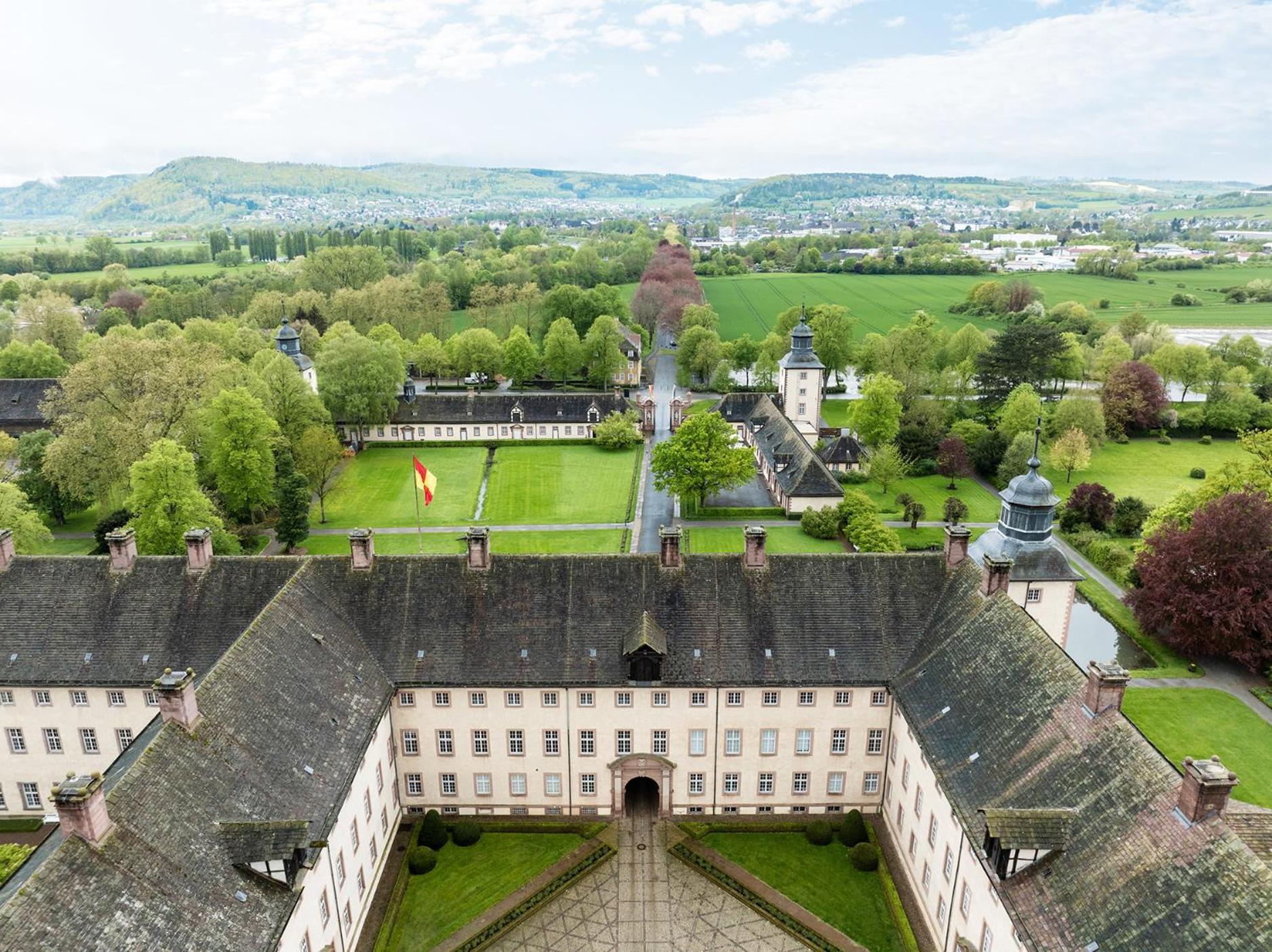 Luxus Wohnen Im Schloss Corvey Fuer 1-6 Gaeste Im Unesco Weltkulturerbe Hoexter Weserbergland Free W-Lan Parken Netflix Fuer Familien Paare Und Geschaeftsreisende Inkl Handtuecher Seife Nintendo Switch Uvm Exterior photo