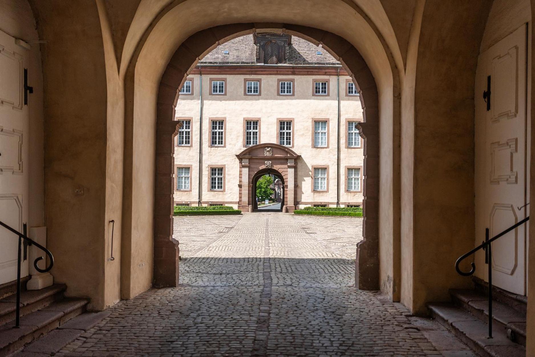 Luxus Wohnen Im Schloss Corvey Fuer 1-6 Gaeste Im Unesco Weltkulturerbe Hoexter Weserbergland Free W-Lan Parken Netflix Fuer Familien Paare Und Geschaeftsreisende Inkl Handtuecher Seife Nintendo Switch Uvm Exterior photo